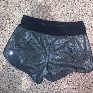 Lululemon Run Times Short II 4" Luminosity Foil Print Black Silver / Black